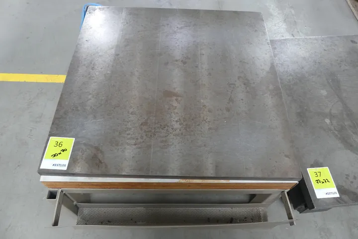 Richttisch Maße in cm ca.: 70 x 70